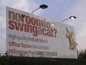 идиома и перевод no room to swing a cat
