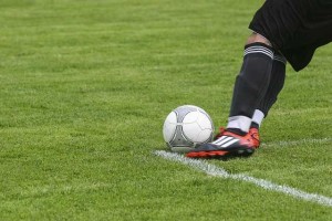 idiom to be on the ball