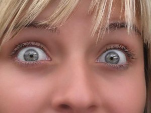 idiom raise eyebrows